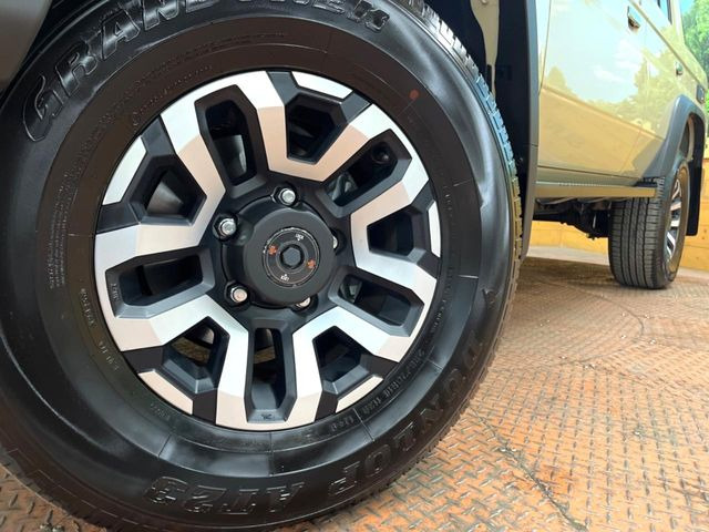 �y�����A���~�z�C�[���z�O�ςɃ}�b�`���������A���~�z�C�[���𑕒����Ă���܂��B�e��ЊO�A���~�z�C�[����A�X�^�b�h���X�^�C�����戵�����Ă���܂��B���񂲑��k����������