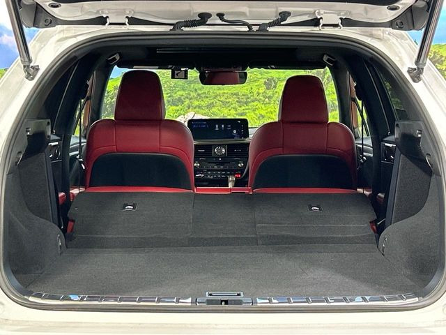 ���i�̂���������ʋ΁A���}���ɏ\���ȉ׎��X�y�[�X���m�ۂ��Ă���܂��B�Z�J���h�V�[�g��|���ƁA�傫�ȉו��̐ύڂ��\�ł���