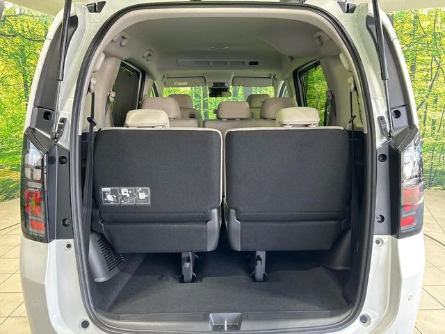 ���i�̂���������ʋ΁A���}���ɏ\���ȉ׎��X�y�[�X���m�ۂ��Ă���܂��B�Z�J���h�V�[�g��|���ƁA�傫�ȉו��̐ύڂ��\�ł���