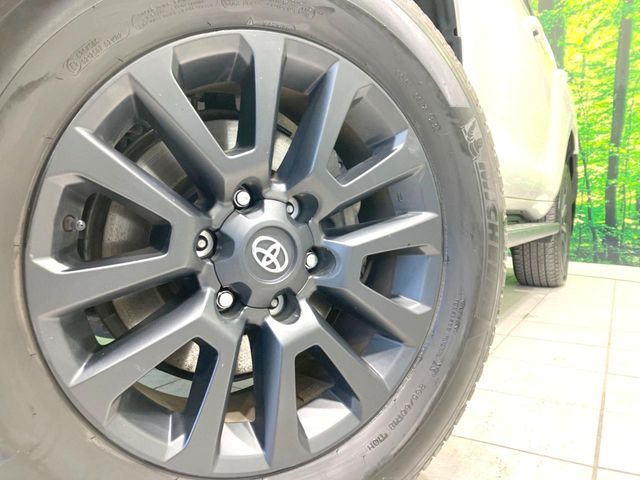 【グレード専用純正18インチアルミホイール】デザイン性の高い純正アルミホイールを装着しております。各種社外アルミホイールや、スタッドレスタイヤも取扱いしております。是非ご相談ください♪