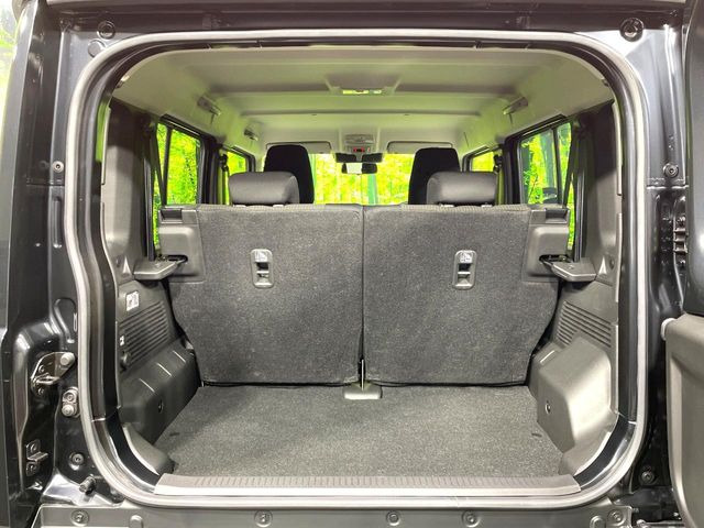 ���i�̂���������ʋ΁A���}���ɏ\���ȉ׎��X�y�[�X���m�ۂ��Ă���܂��B�Z�J���h�V�[�g��|���ƁA�傫�ȉו��̐ύڂ��\�ł���