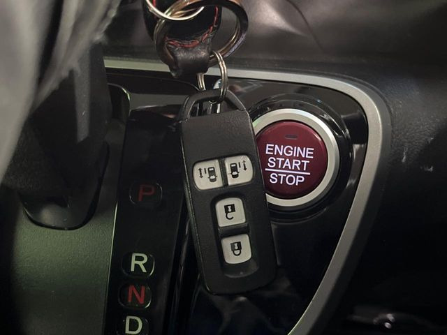 �yHonda�X�}�[�g�L�[�z�J�o����|�P�b�g�ɓ��ꂽ�܂܂ł��h�A�̎{���E�������\�ȃX�}�[�g�L�[�𑕔��B�G���W���̃I���E�I�t�����J�M�����o���K�v����������Ƃ��Ă��֗��ł���