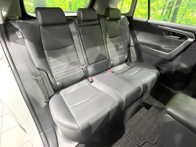 後部座席も気になるようなキズ・汚れやへたり等、大きなダメージはなく、良好な状態です。