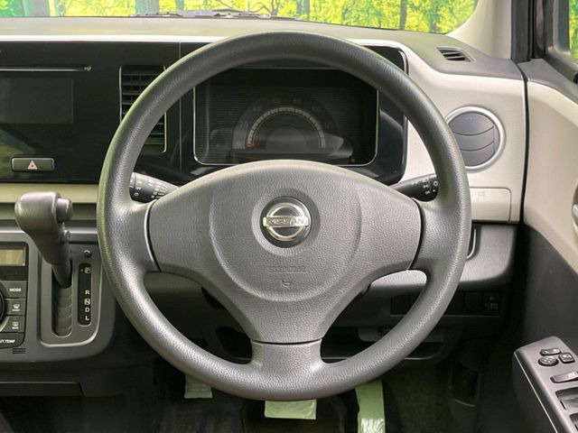 �C���e���A�ɍ��킹���f�U�C���̃X�e�A�����O�́A�^�]�������̂��Ƃ��l���A�^�]���₷���`��A�傫���ł��B�����x�A���ۂɐG���Ă��m���߂��������B