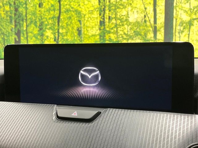 【12.3インチマツダコネクト】車内の雰囲気にマッチした大型ディスプレイ。スマホ接続でのナビ使用やBluetooth再生等、様々な機能が楽しめます。直感的なダイヤル操作が可能で、使い勝手も良好です。