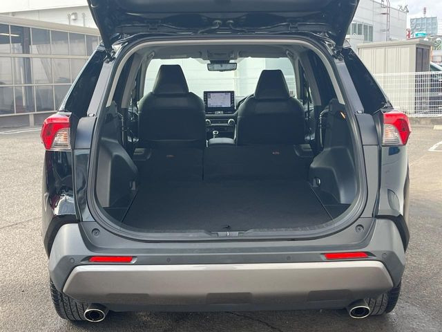 普段のお買い物や通勤、送迎等に十分な荷室スペースを確保しております。セカンドシートを倒すと、大きな荷物の積載も可能です♪