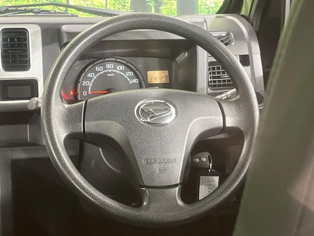 �C���e���A�ɍ��킹���f�U�C���̃X�e�A�����O�́A�^�]�������̂��Ƃ��l���A�^�]���₷���`��A�傫���ł��B�����x�A���ۂɐG���Ă��m���߂��������B