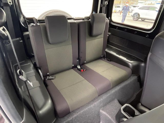 後部座席も気になるようなキズ・汚れやへたり等、大きなダメージはなく、良好な状態です。