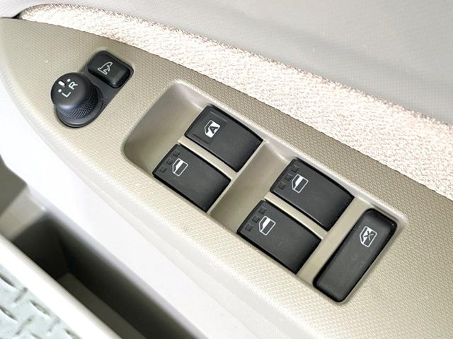 �y�d���i�[�~���[�z�T�C�h�~���[�͓d���i�[���ƂȂ��Ă���A�������ԏ�ł��L�Y�������X�N��}�����܂��B