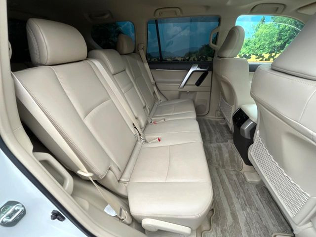 後部座席も気になるようなキズ・汚れやへたり等、大きなダメージはなく、良好な状態です。