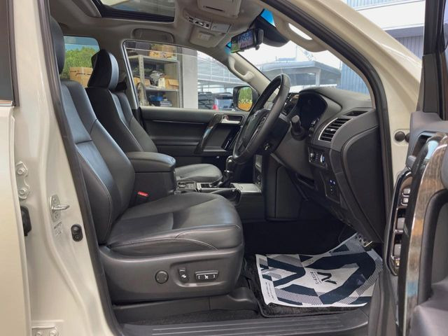 【黒革シート】上質な本革を使用し、高級感あふれる黒革シート。常に体に触れる部分だから、座り心地の良さにはこだわりたいですね♪汚れの付着や劣化を抑制する内装コーティング施工もおススメですよ♪