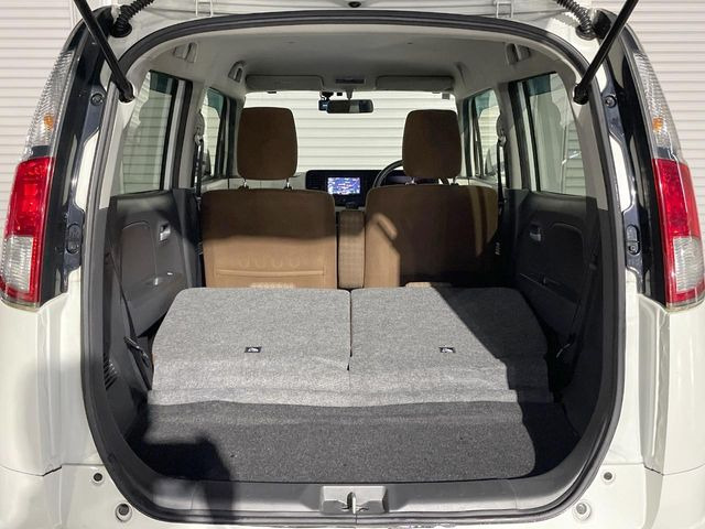 ���i�̂���������ʋ΁A���}���ɏ\���ȉ׎��X�y�[�X���m�ۂ��Ă���܂��B�Z�J���h�V�[�g��|���ƁA�傫�ȉו��̐ύڂ��\�ł���