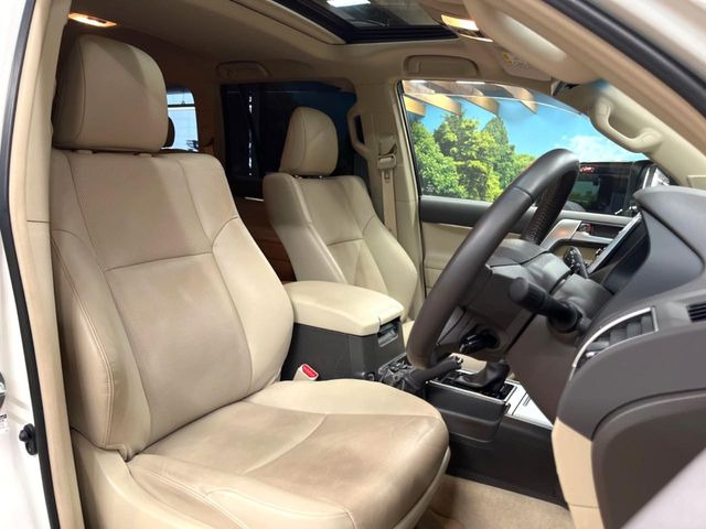 【ベージュレザーシート】デザイン性が高く、高級感のあるベージュ革シート。常に体に触れる部分だから、座り心地の良さにはこだわりたいですね♪汚れの付着や劣化を抑制する内装コーティング施工もおススメですよ♪