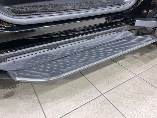 メーカーオプションの【ユニバーサルステップ】を装備。スライドドアと連動したステップにより、小さなお子様の乗り降りがし易くなります♪