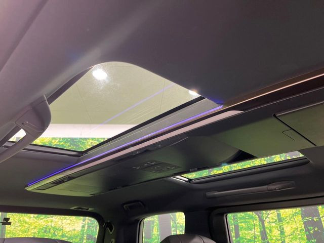 【左右独立ムーンルーフ】2列目左右席にそれぞれ配置されたガラスルーフ!日差しに合わせて片側だけシェードを閉めることも可能です!