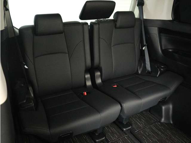 サードシートも広々とした空間をご用意しております!シートアレンジにて、快適スペースを作ることも可能となっております!アレンジパターンも豊富で、様々なシーンにご利用いただけます!