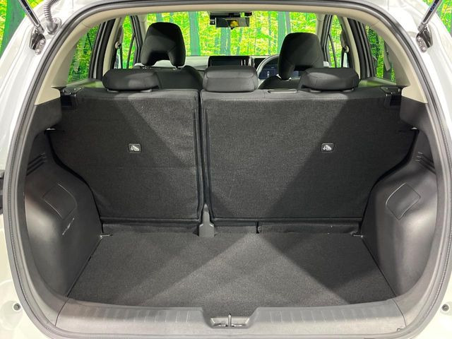 ���i�̂���������ʋ΁A���}���ɏ\���ȉ׎��X�y�[�X���m�ۂ��Ă���܂��B�Z�J���h�V�[�g��|���ƁA�傫�ȉו��̐ύڂ��\�ł���