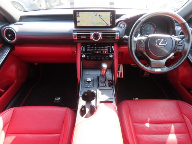 内外装の清掃・ガラス系ボディコーティングをCARクリーニング専門業者が施工いたしますので大変清潔。オリックス自動車ではみなさまに快適なドライブをお約束。