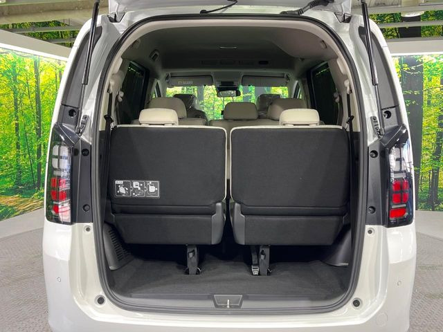 普段のお買い物や通勤、送迎等に十分な荷室スペースを確保しております。セカンドシートを倒すと、大きな荷物の積載も可能です♪