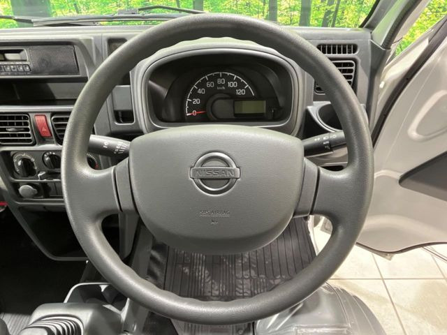 �C���e���A�ɍ��킹���f�U�C���̃X�e�A�����O�́A�^�]�������̂��Ƃ��l���A�^�]���₷���`��A�傫���ł��B�����x�A���ۂɐG���Ă��m���߂��������B