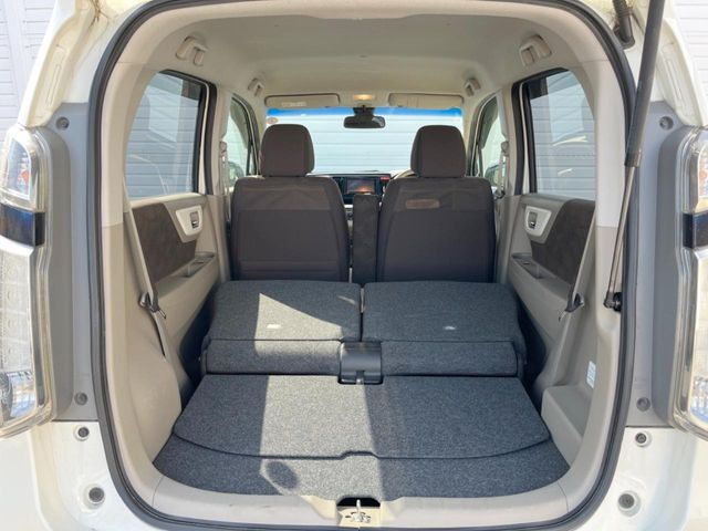 ���i�̂���������ʋ΁A���}���ɏ\���ȉ׎��X�y�[�X���m�ۂ��Ă���܂��B�Z�J���h�V�[�g��|���ƁA�傫�ȉו��̐ύڂ��\�ł���