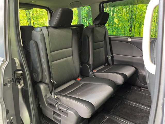 広々とした2列目シートは居住性が高く、居心地も快適!友達や家族とのお出かけにぴったりです。ベビーシートやチャイルドシート使用時も快適にお過ごしいただける十分な空間を確保しています。