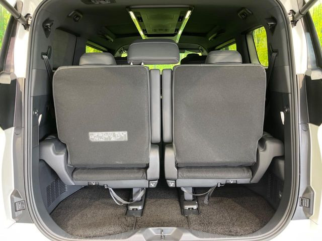 ���i�̂���������ʋ΁A���}���ɏ\���ȉ׎��X�y�[�X���m�ۂ��Ă���܂��B�T�[�h�V�[�g��|���ƁA�傫�ȉו��̐ύڂ��\�ł���