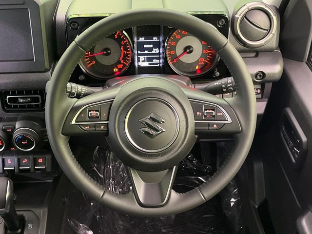 �C���e���A�ɍ��킹���f�U�C���̃X�e�A�����O�́A�^�]�������̂��Ƃ��l���A�^�]���₷���`��A�傫���ł��B�����x�A���ۂɐG���Ă��m���߂��������B