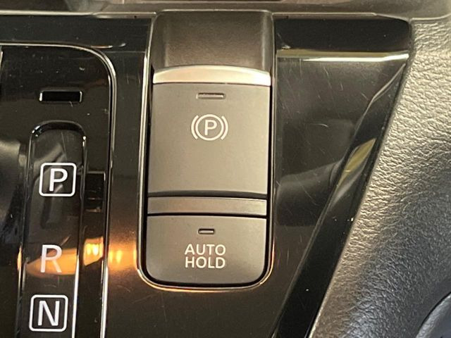 �y�I�[�g�u���[�L�z�[���h�z�M���҂���a�؂Œ�Ԏ��Ƀu���[�L���瑫�𗣂��Ă��A��~��Ԃ�ێ����Ă���܂��B�O�i����Ƃ��̓A�N�Z���𓥂߂Ύ����ŉ��������̂ň��S��X���^�]���y�ɂȂ�܂���