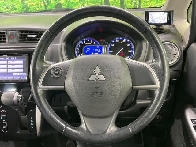 �C���e���A�ɍ��킹���f�U�C���̃X�e�A�����O�́A�^�]�������̂��Ƃ��l���A�^�]���₷���`��A�傫���ł��B�����x�A���ۂɐG���Ă��m���߂��������B