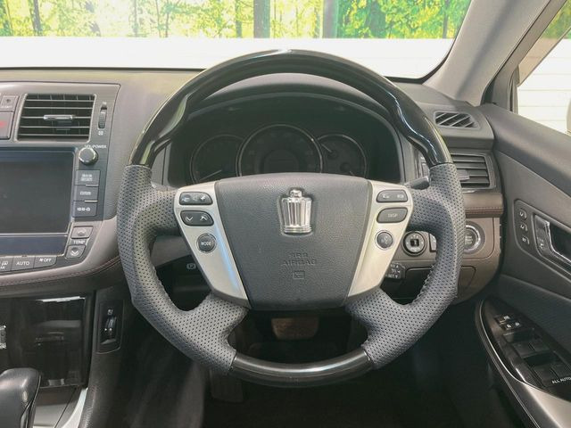 �y�ЊO�R���r�X�e�A�����O�z�C���e���A�ɍ��킹���f�U�C���̃X�e�A�����O�́A�^�]�������̂��Ƃ��l���A�^�]���₷���`��A�傫���ł��B�����x�A���ۂɐG���Ă��m���߂��������B