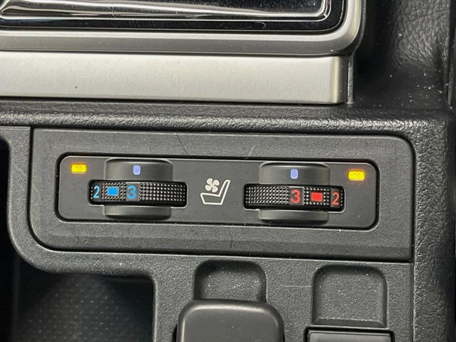 【シートベンチレーション】夏場は涼しい風でお尻や背中の熱やムレを防ぎ、冬はエアコンよりも早く温まってポカポカに!季節を問わず快適に過ごせます。