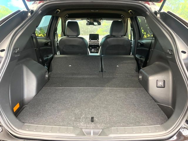 ���i�̂���������ʋ΁A���}���ɏ\���ȉ׎��X�y�[�X���m�ۂ��Ă���܂��B�Z�J���h�V�[�g��|���ƁA�傫�ȉו��̐ύڂ��\�ł���