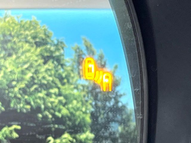 【ブラインドスポットモニター】走行中、ドアミラーの死角になりやすい箇所に後続車が接近するとサイドミラーのレンズに警告を表示!ドライバーに注意喚起をしてくれます。