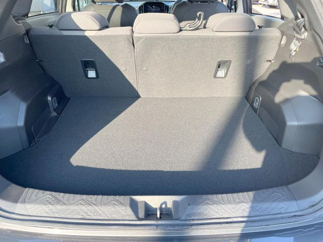 ���i�̂���������ʋ΁A���}���ɏ\���ȉ׎��X�y�[�X���m�ۂ��Ă���܂��B�Z�J���h�V�[�g��|���ƁA�傫�ȉו��̐ύڂ��\�ł���