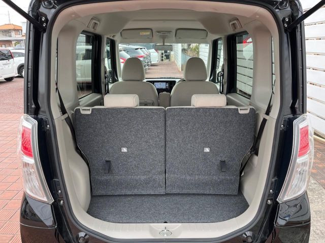 ���i�̂���������ʋ΁A���}���ɏ\���ȉ׎��X�y�[�X���m�ۂ��Ă���܂��B�Z�J���h�V�[�g��|���ƁA�傫�ȉו��̐ύڂ��\�ł���