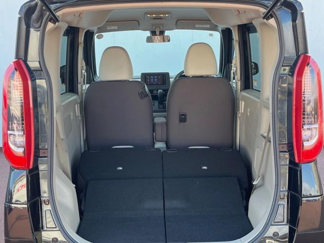 ���i�̂���������ʋ΁A���}���ɏ\���ȉ׎��X�y�[�X���m�ۂ��Ă���܂��B�Z�J���h�V�[�g��|���ƁA�傫�ȉו��̐ύڂ��\�ł���