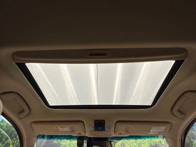 【サンルーフ】開放感たっぷりの希少装備、サンルーフが装着されています!車内に明かりを取り入れたり景色を楽しむ以外にも、車内の空気も簡単に換気できて快適です!