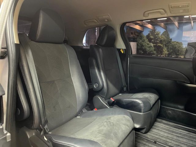 二列目中央はウォークスルーとなっております。二列目と三列目の移動や乗り降りがとっても楽になるので、乗り降りの際もストレスを感じることはありません♪