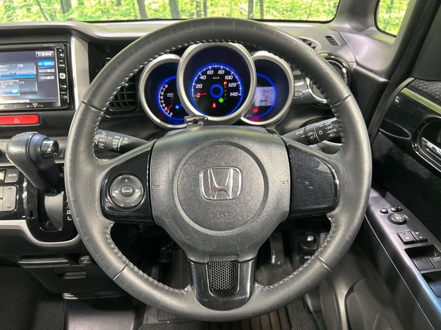 �C���e���A�ɍ��킹���f�U�C���̃X�e�A�����O�́A�^�]�������̂��Ƃ��l���A�^�]���₷���`��A�傫���ł��B�����x�A���ۂɐG���Ă��m���߂��������B