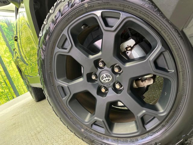 【グレード専用純正18インチアルミホイール】デザイン性の高い純正アルミホイールを装着しております。各種社外アルミホイールや、スタッドレスタイヤも取扱いしております。是非ご相談ください♪