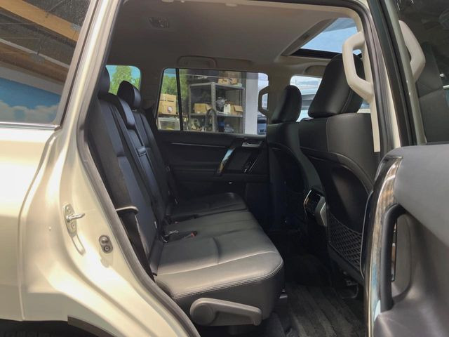 後部座席も気になるようなキズ・汚れやへたり等、大きなダメージはなく、良好な状態です。