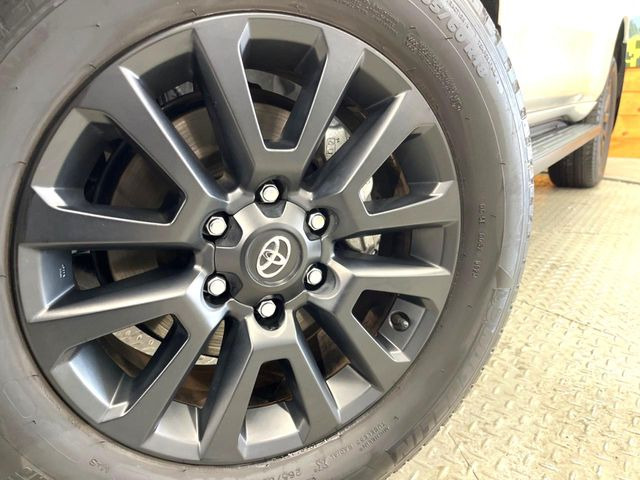 【純正18インチアルミホイール】外観にマッチした純正アルミホイールを装着しております。各種社外アルミホイールや、スタッドレスタイヤも取扱いしております。是非ご相談ください♪