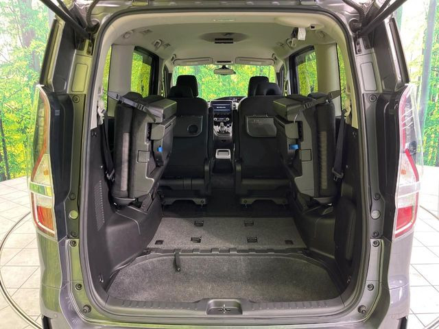 後席を格納すると、これだけの広さが!シーンに合わせたシートアレンジで、大きな荷物も積むことが出来ます♪