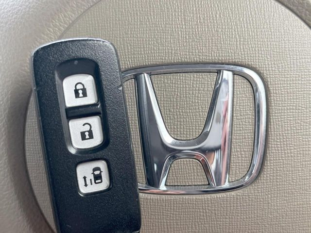 �yHonda�X�}�[�g�L�[�z�J�o����|�P�b�g�ɓ��ꂽ�܂܂ł��h�A�̎{���E�������\�ȃX�}�[�g�L�[�𑕔��B�G���W���̃I���E�I�t�����J�M�����o���K�v����������Ƃ��Ă��֗��ł���