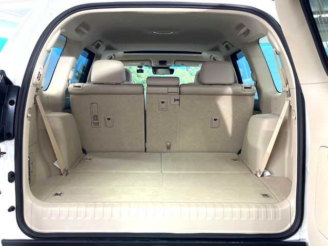 後席を格納すると、これだけの広さが!シーンに合わせたシートアレンジで、大きな荷物も積むことが出来ます♪
