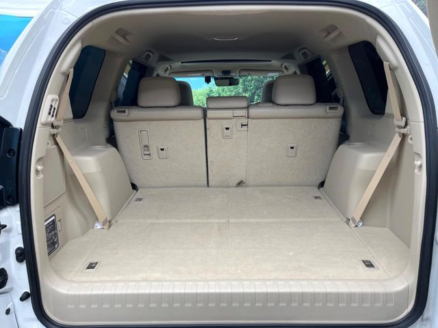 後席を格納すると、これだけの広さが!シーンに合わせたシートアレンジで、大きな荷物も積むことが出来ます♪