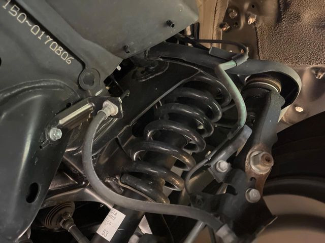 お車を安心してお乗りいただく為には、足回りの定期点検が欠かせません。サービスサポート(有償保証)では無料点検もご提供しており、安心のカーライフをお過ごしいただけるサポート体制が整っています。