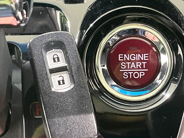 �yHonda�X�}�[�g�L�[�z�J�o����|�P�b�g�ɓ��ꂽ�܂܂ł��h�A�̎{���E�������\�ȃX�}�[�g�L�[�𑕔��B�G���W���̃I���E�I�t�����J�M�����o���K�v����������Ƃ��Ă��֗��ł���