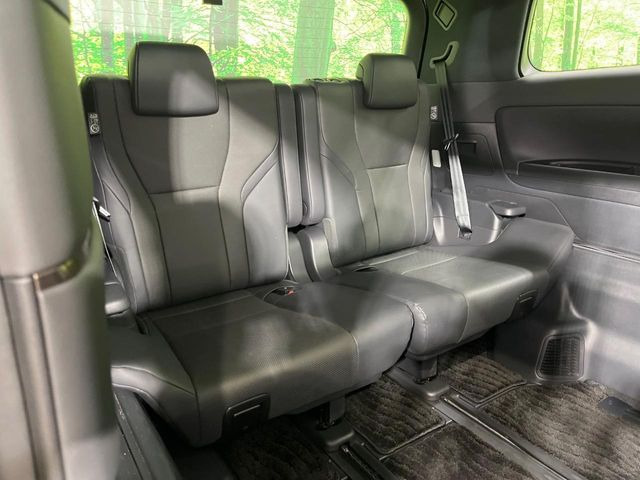 3列目シートはもちろん状態良好☆大人でもゆったりと座って頂けますので、大人数でのお出かけもラクラクです♪ご家族で、気の知れた仲間で、ドライブに行くのが楽しみですね♪